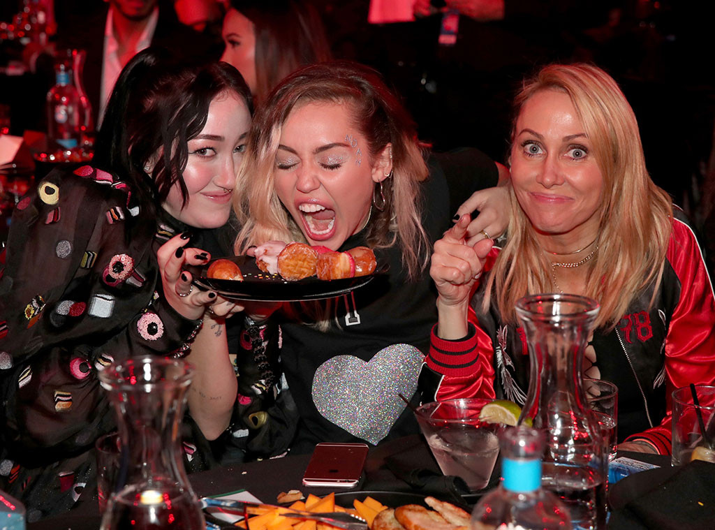 Miley Cyrus, Noah Cyrus, Tish Cyrus, 2017 iHeartRadio Music Awards, Candids Miley Cyrus, Noah Cyrus, Tish Cyrus, 2017 iHeartRadio Music Awards, Candids